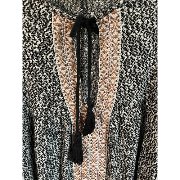 Altar'd State Sz: M Boho Style Blouse Peasant Tunic Shark Hem Black White - Picture 4 of 6